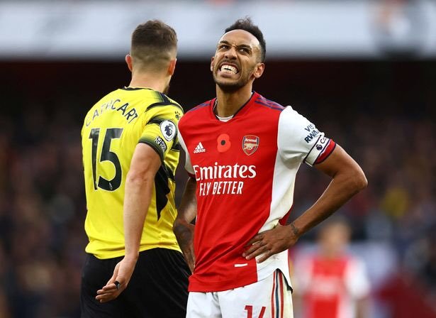  切尔西锋线告急，奥巴梅扬转投巴萨  