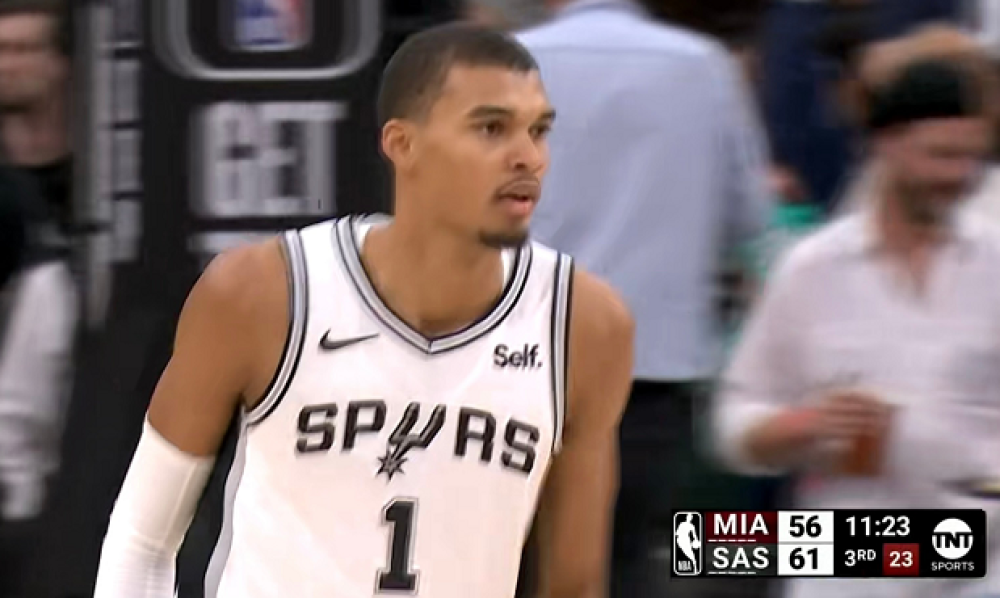  文班亚马15帽创纪录，马刺爆冷胜灰熊  