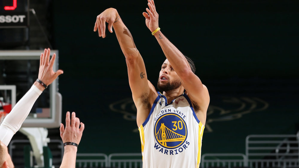  库里三分绝杀勇士一分险胜鹈鹕延续不败神话  